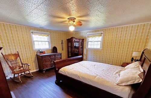 Cedar Lake House | LAKE ACCESS, spacious lake home perfect for large families and events, +kayaks