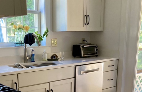 Salisbury Cottage | Lake and kayak access, newly remodeled!