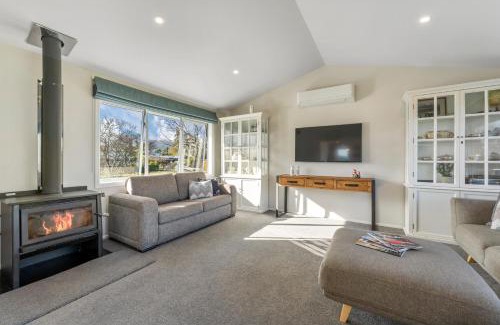 Taupo House | Lake and Mountain Views