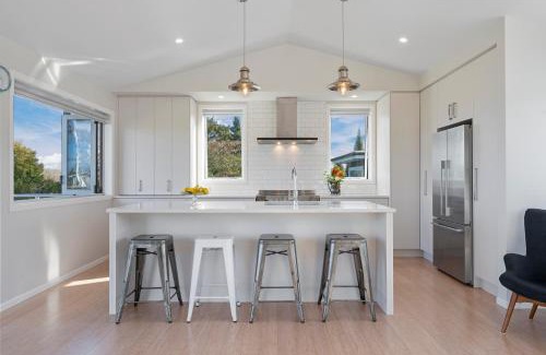 Taupo House | Lake and Mountain Views