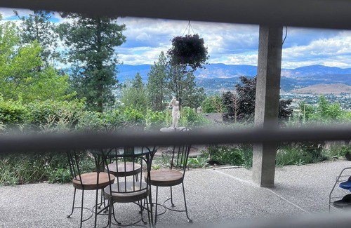 Black Mountain House | Lake and vally view cozy stay/15 min from airport/ubco/downtown/shopping