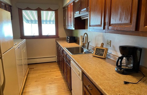 Fair Haven House | Lake Bomoseen sleeps 10 close to Killington and Pico.