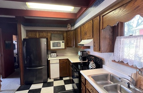 Pomona Park Cabin | Lake Broward rustic cabin with pool!