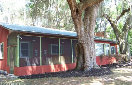 Pomona Park Cabin | Lake Broward rustic cabin with pool!