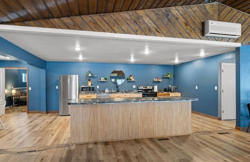 Siren House | Lake Cabin, Bring your boat and pets, hot tub, sleeps up to 27
