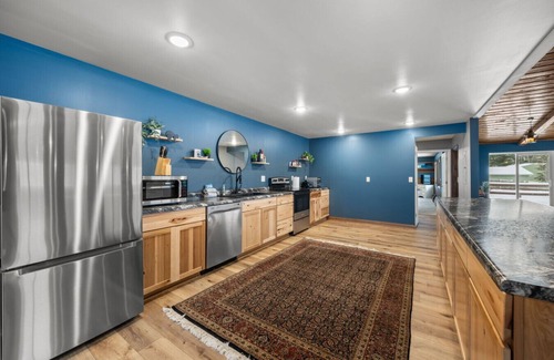 Siren House | Lake Cabin, Bring your boat and pets, hot tub, sleeps up to 27