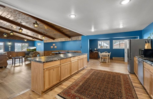 Siren House | Lake Cabin, Bring your boat and pets, hot tub, sleeps up to 27