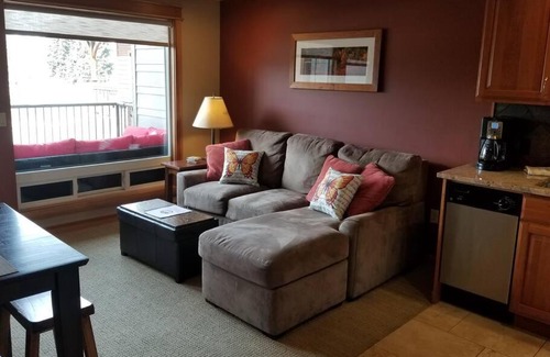 Chelan Apartment | Lake Chelan View Condo in Downtown near Beach!