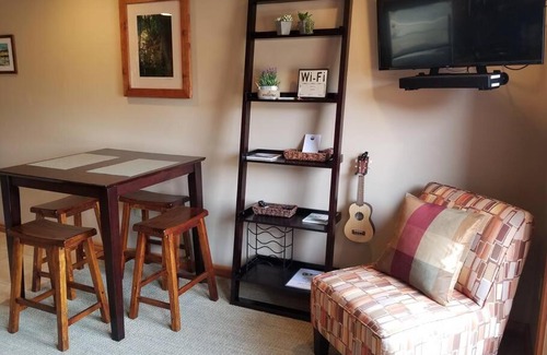 Chelan Apartment | Lake Chelan View Condo in Downtown near Beach!