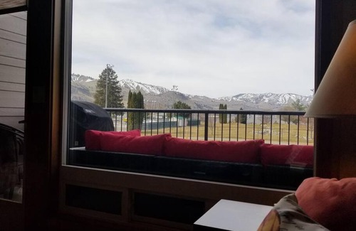 Chelan Apartment | Lake Chelan View Condo in Downtown near Beach!
