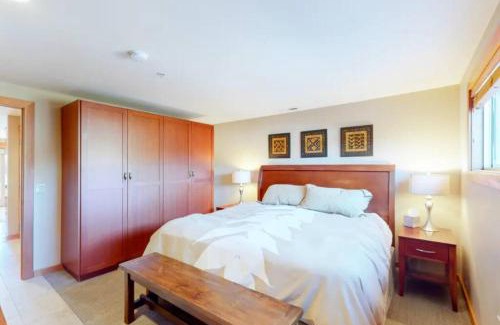 Chelan Apartment | Lake Chelan View Condo in Downtown near Beach!