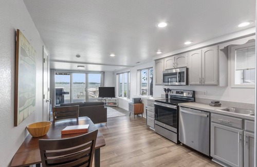 Clear Lake Condo | Lake Condo- Right on the Water with a Dock! Bring a boat or rent a boat!
