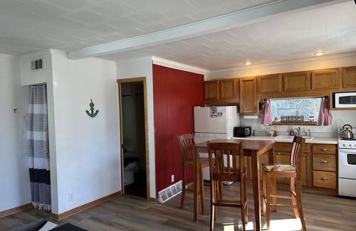 Clear Lake House | Lake Cottage ~ Relaxing Getaway ~ Resort Town