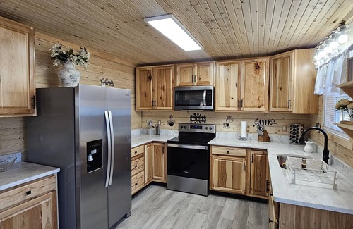 Tunnel Hill Cabin | Lake Cove! Located directly on a small community lake!