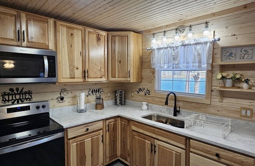 Tunnel Hill Cabin | Lake Cove! Located directly on a small community lake!