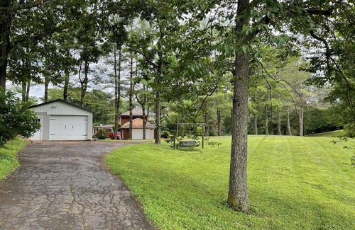 Jamestown House | Lake Cumberland, minutes from Jamestown dock!