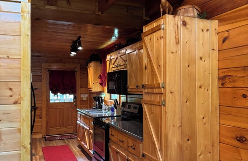 Monticello Cabin | Lake Cumberland/Conley Bottom area-Log Cabin Rental, Private, Lake Access .25 Mi