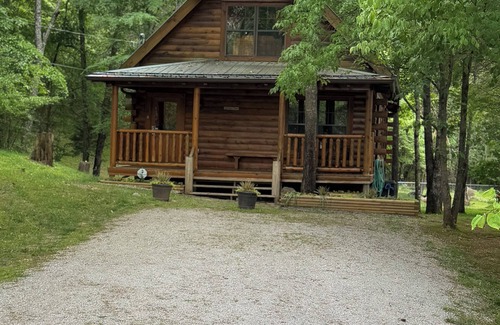 Monticello Cabin | Lake Cumberland/Conley Bottom area-Log Cabin Rental, Private, Lake Access .25 Mi