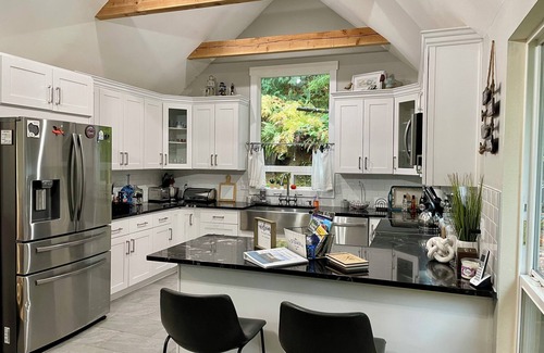 Hoodsport House | Lake Cushman Family Getaway-5 min walk to Lake-King Bed-Pets OK-Firepit-Kayaks!
