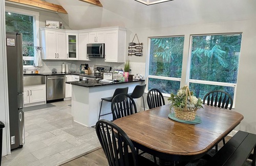 Hoodsport House | Lake Cushman Family Getaway-5 min walk to Lake-King Bed-Pets OK-Firepit-Kayaks!