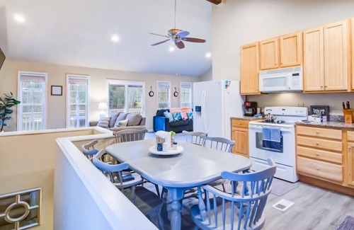 Linn Creek House | Lake Daze- 3 bedroom/ 2 bath Waterfront Home