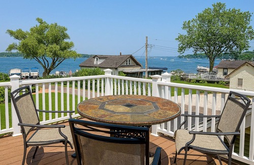 Delavan Lake Cottage | Lake Delavan Hideaway - Carl’s Cottage - Waterfront Bliss, Dock & Cozy Fireplace