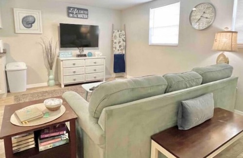 Avon Park House | Lake Denton’s Lakeside Getaway ll Spring Fed Lake, 15 miles to Sebring Raceway