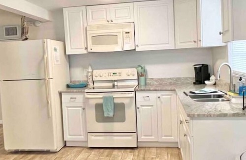 Avon Park House | Lake Denton’s Lakeside Getaway ll Spring Fed Lake, 15 miles to Sebring Raceway
