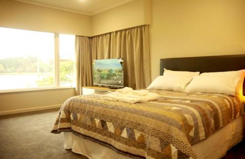 Frankton House | Lake Domain Boarding Holiday House
