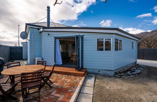 Lowburn House | Lake Dunstan Cottage - Cromwell Holiday Home