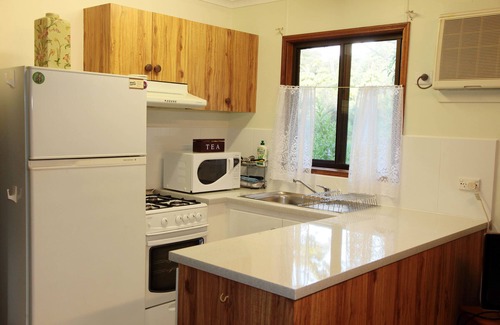 Lake Eacham Cabin | Lake Eacham Tourist Park & Self Contained Cabins