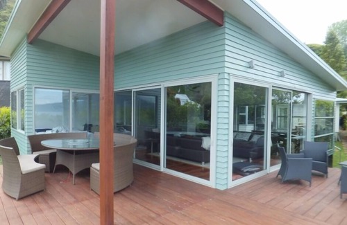 Lake Tarawera House | LAKE EDGE, JETTY. large modern house spectacularVIEW. Sky TV