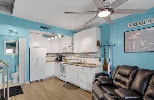 Oak Harbor Condo | Lake Erie 2-bedroom condo with pool