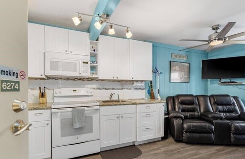 Oak Harbor Condo | Lake Erie 2-bedroom condo with pool