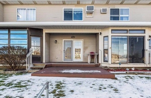 Oak Harbor Condo | Lake Erie 2-bedroom condo with pool
