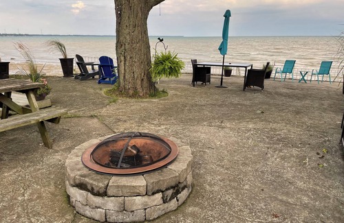 Hamilton Cottage | LAKE ERIE WATERFRONT COTTAGE. SLEEPS UP TO 7, JUST BRING YOUR BATHING SUIT.