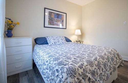 Dunnville Cottage | Lake Erie Waves - Great Views of Lake Erie, Beach just 5 minutes away!