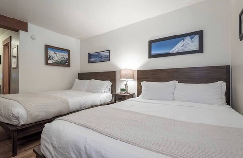 Tahoe Woods Resort | Lake Escape-Minutes to Lake & Ski Areas