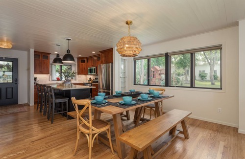 Alexandria House | Lake Front|1 Acre|Sunset Views|Remodeled|Sleeps12