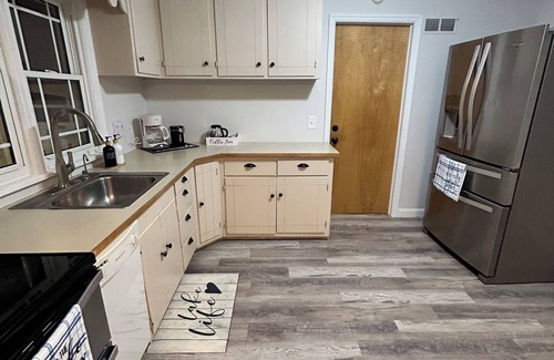 Worthington House | Lake front 2-bedroom house with WiFi and AC in welcoming Worthington