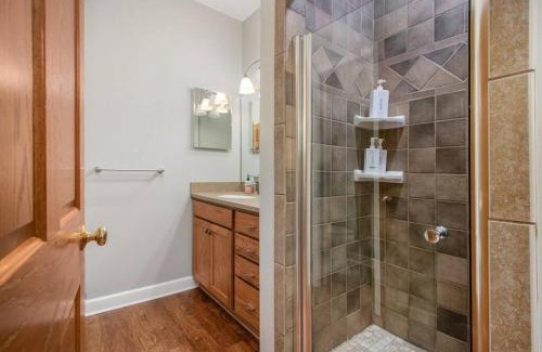 Sister Lakes House | Lake front 7 bdr in Sister Lakes with Scenic Views