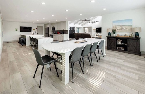 Cadiz House | Lake Front! 8 bedroom* Dock! Fire Pit ! Game Room!