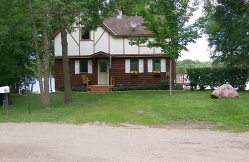 Audubon Cabin | Lake Front Big Yard Fishing Dock Paddle Boat AC Campfire Swimming Grill Deck