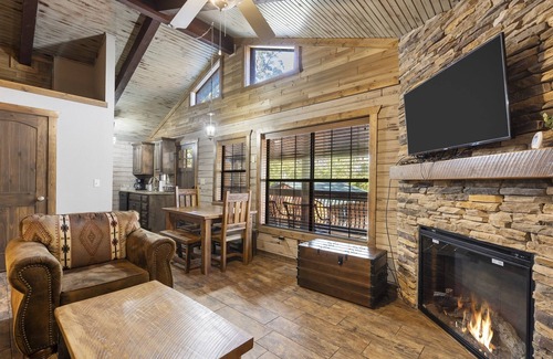 Indian Point Cabin | Lake Front Cabin On Indian Point! Boat Slip Rental