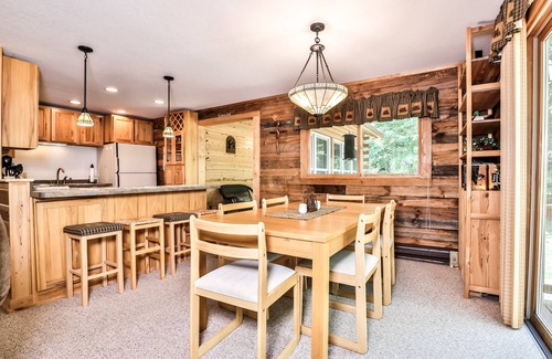 Harshaw House | Lake Front Family Paradise! Gorgeous 3 bedroom surrounded by wildlife.