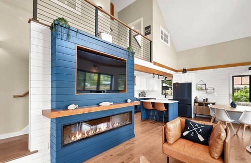New Fairfield House | Lake Front Family Oasis. 2 Min Walk to Beach. 19 Min to Thunder Ridge Ski Resort