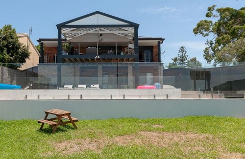 Arcadia Vale House | Lake Front Home 4 Bedrooms Pool Jetty