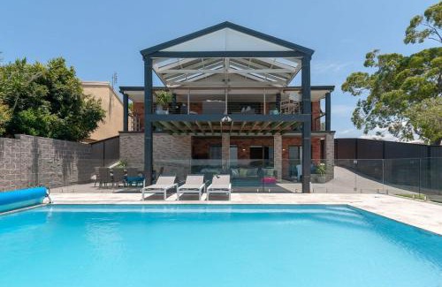 Arcadia Vale House | Lake Front Home 4 Bedrooms Pool Jetty