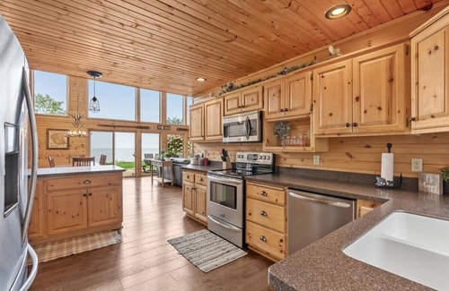 Aitkin House | Lake front home on beautiful Lake Mille Lacs with a 210 degree view of the lake.