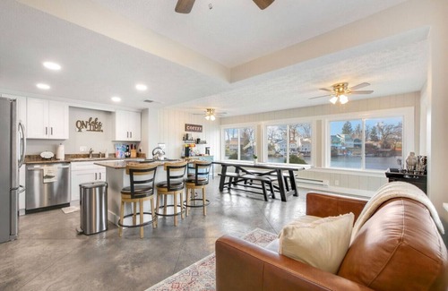 Portage Lakes House | Lake Front|Kayaks|Huge Game Room|Sleeps 8